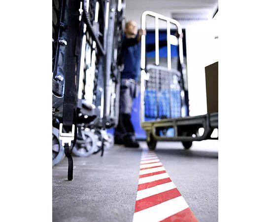 Напольная маркировочная лента Tesa [T60760-00092-15] для разметки пола (красно-белая, ПВХ основа, 150 мкм, самоклеящаяся, 33 м x 50 мм) фотография 3